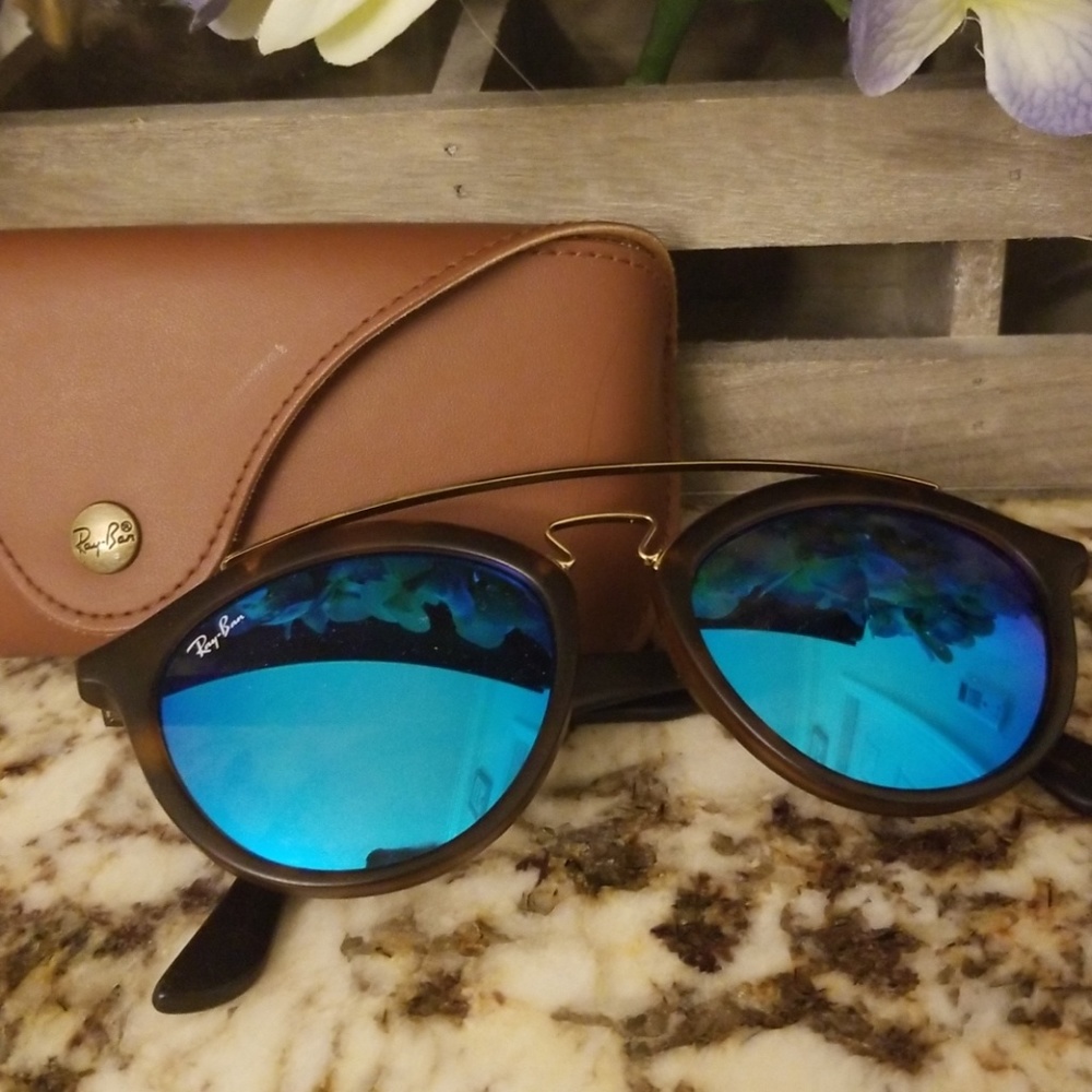 Brand new never worn ray bans!!